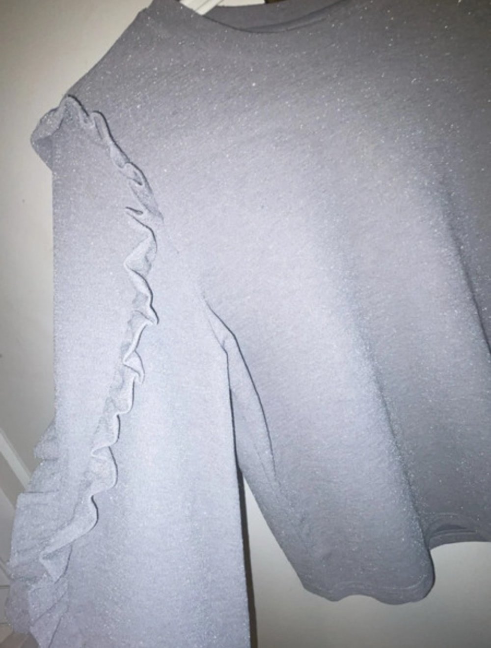 grauer, glitzernder Sweater von Noisy May