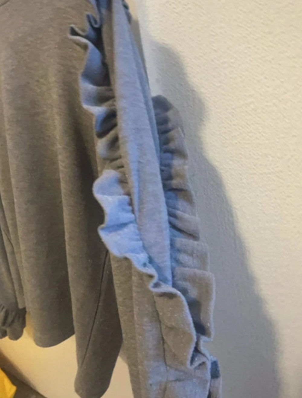 grauer, glitzernder Sweater von Noisy May