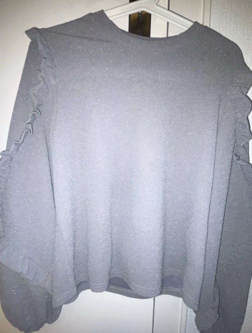 grauer, glitzernder Sweater von Noisy May