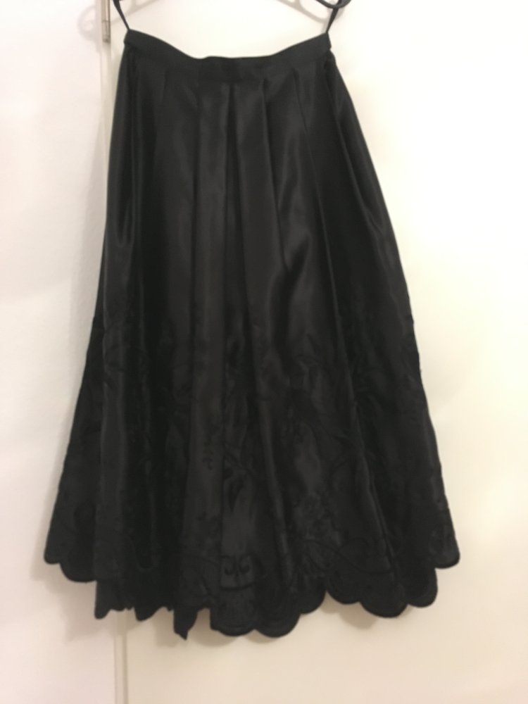 NEU - Schwarzer Rock mit Stickereien / Maxirock, elegant schwarz - Gr. 38 / M