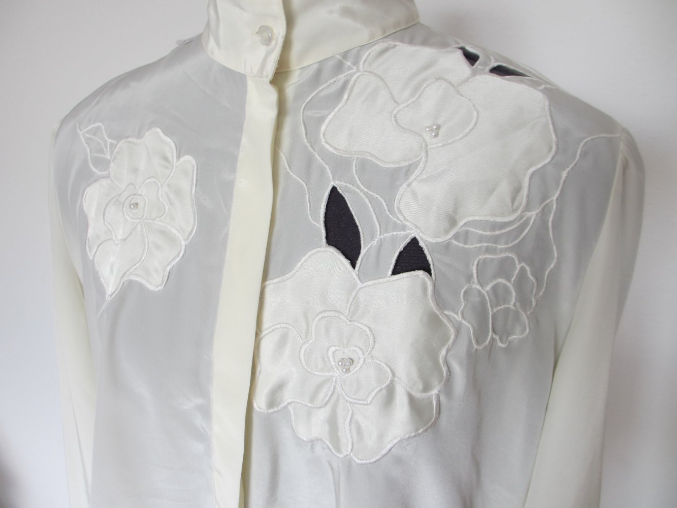 Vintage seidige Bluse mit verdeckter Knopfleiste und Applikationen - Gr. 42 / XL