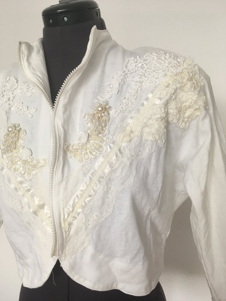 Vintage Bolero / Bomberjacke mit Reißverschluss, Spitze, Perlen und Applikationen, weiß - Gr. S / 36, 100 % Baumwolle