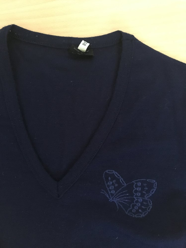 NEU - Feinstrick Shirt mit Schmetterling Stickerei, dunkelblau - Gr. S / 36 - M / 38