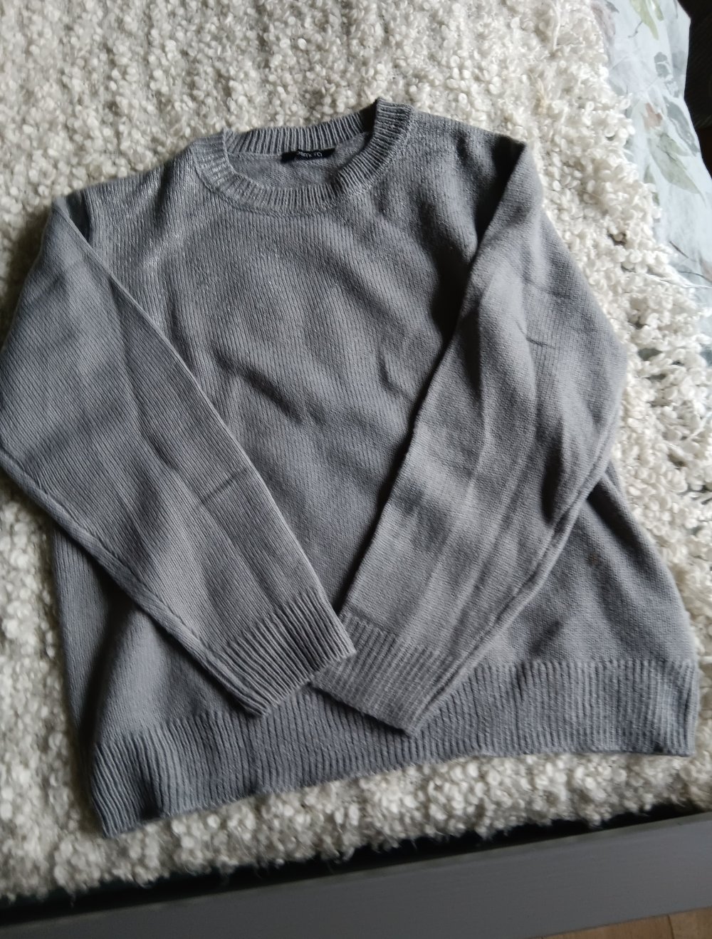grauer Pullover