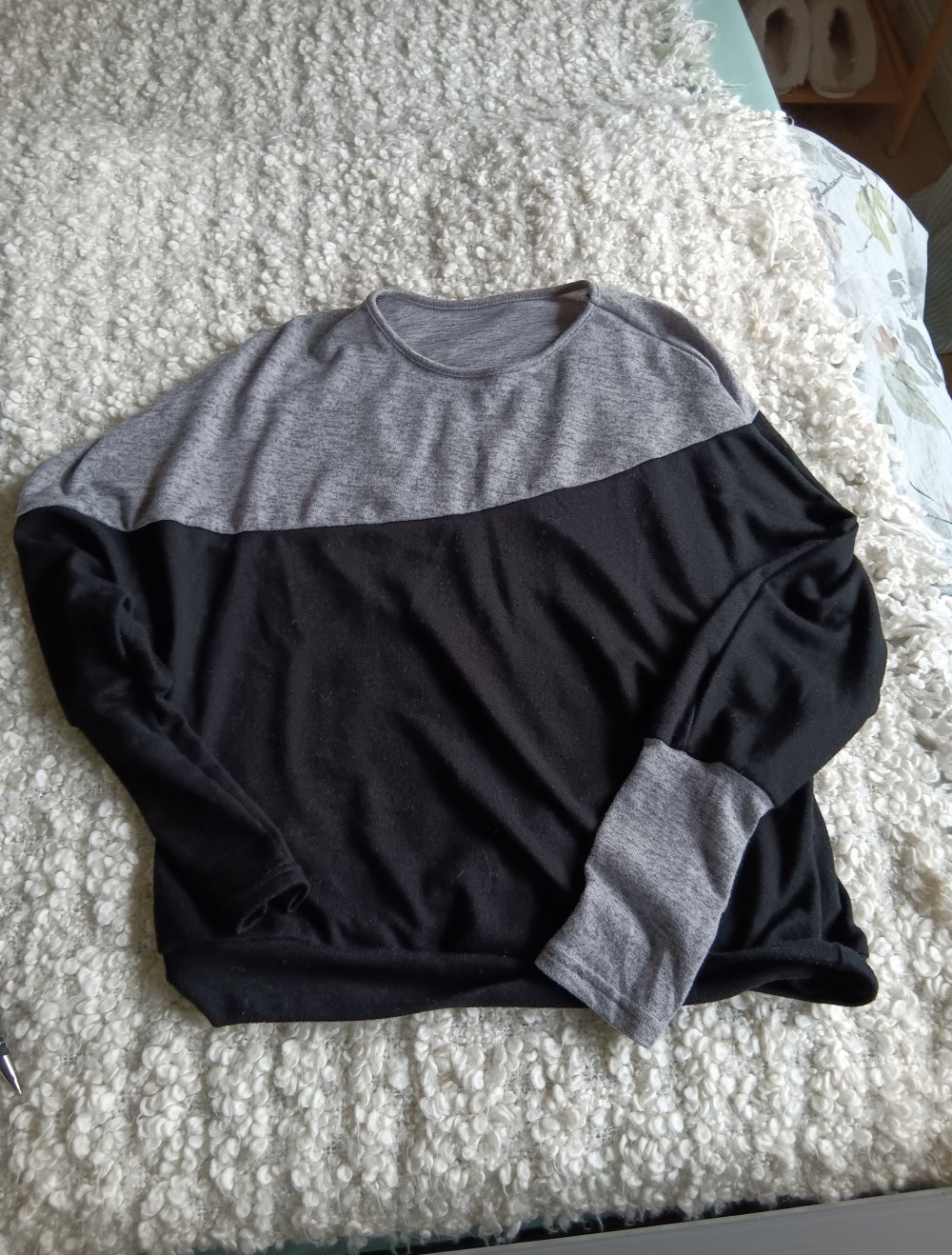 schwarz grauer Pullover