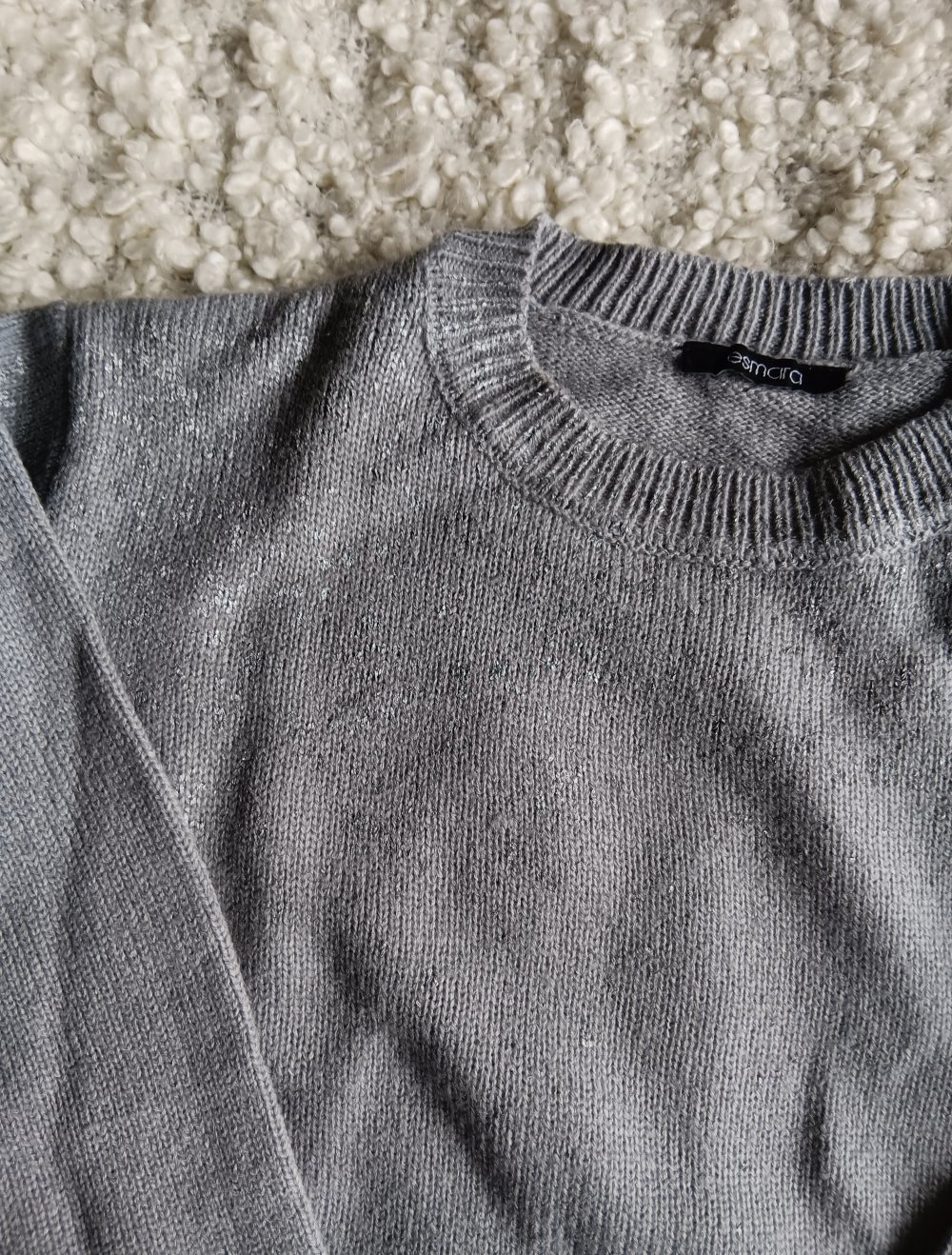 grauer Pullover