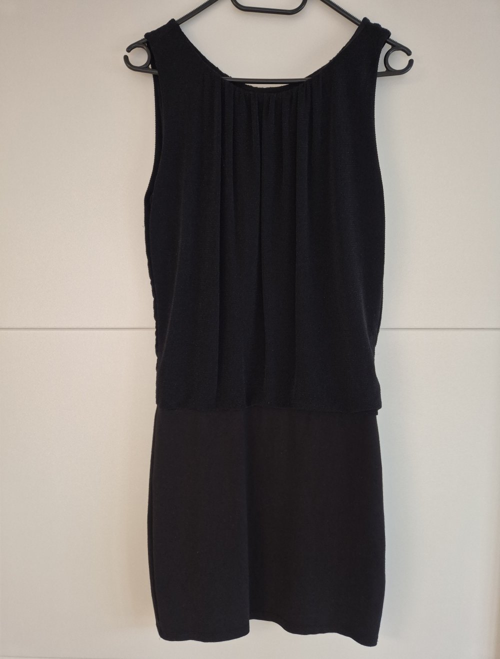 Schwarzes Kleid