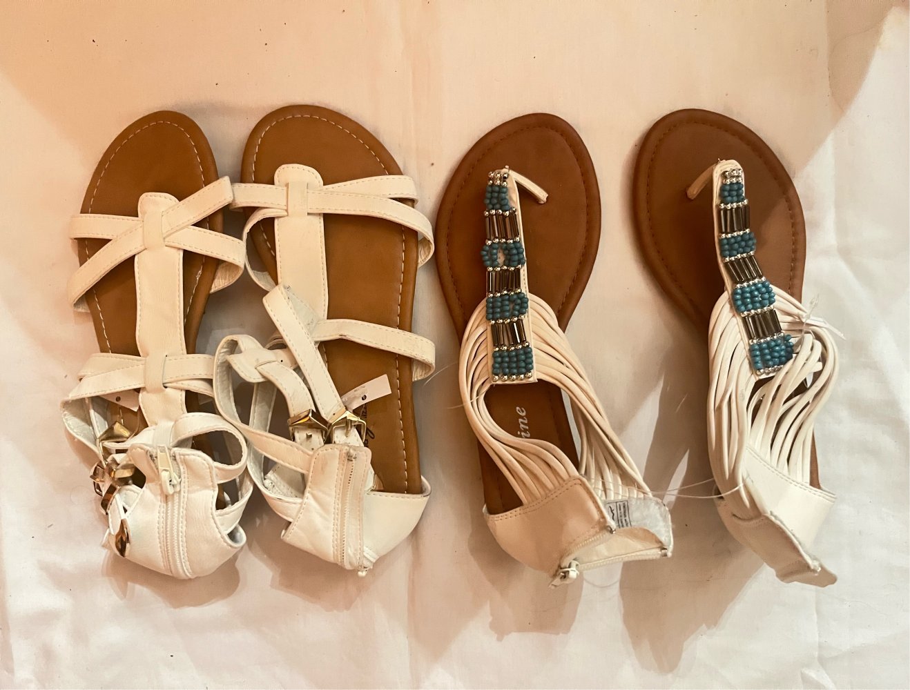 Zwei Sandalen