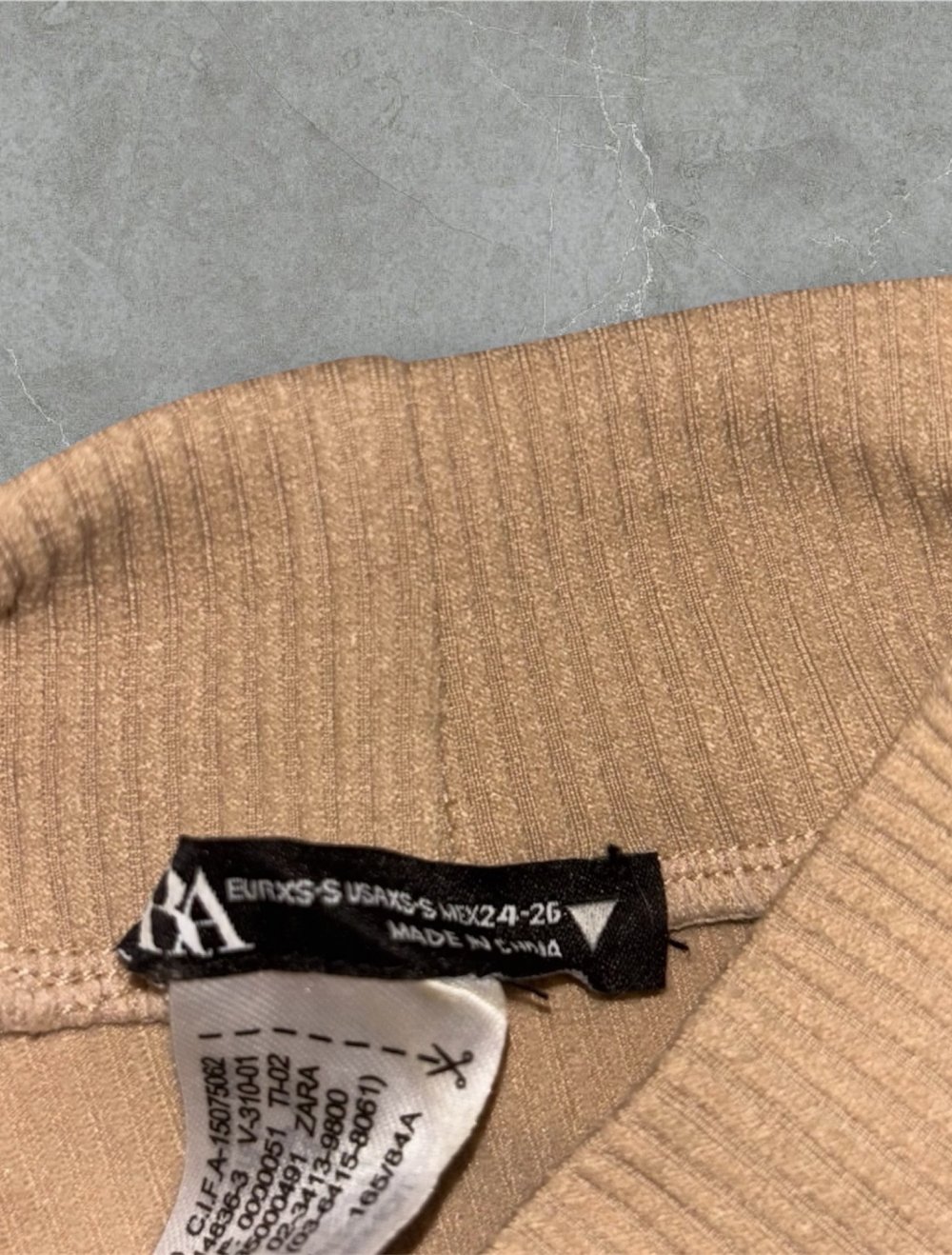 Beiges High-Neck Crop-Top von Zara – Kaum getragen