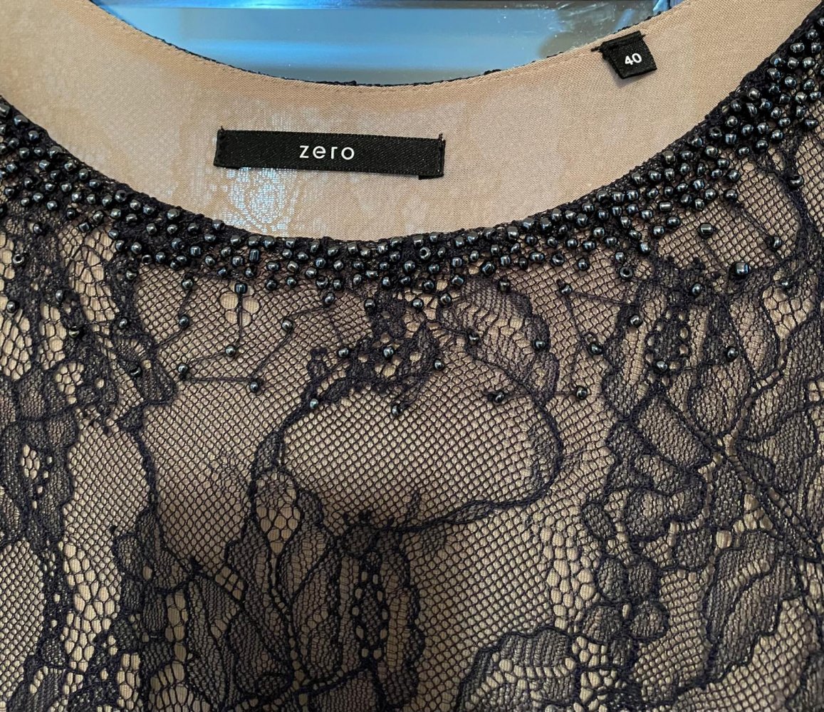 blaues mittellanges Kleid mit Spitze
