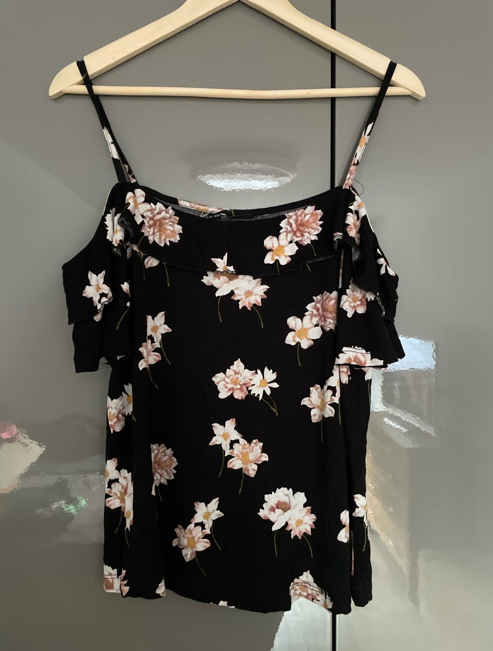schwarzes T-Shirt mit Blumen Gr. 40/42