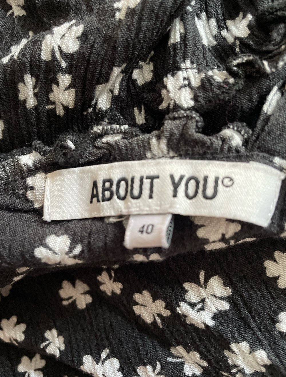 Schwarzes Kleid mit weißen Blumen Gr. 40
