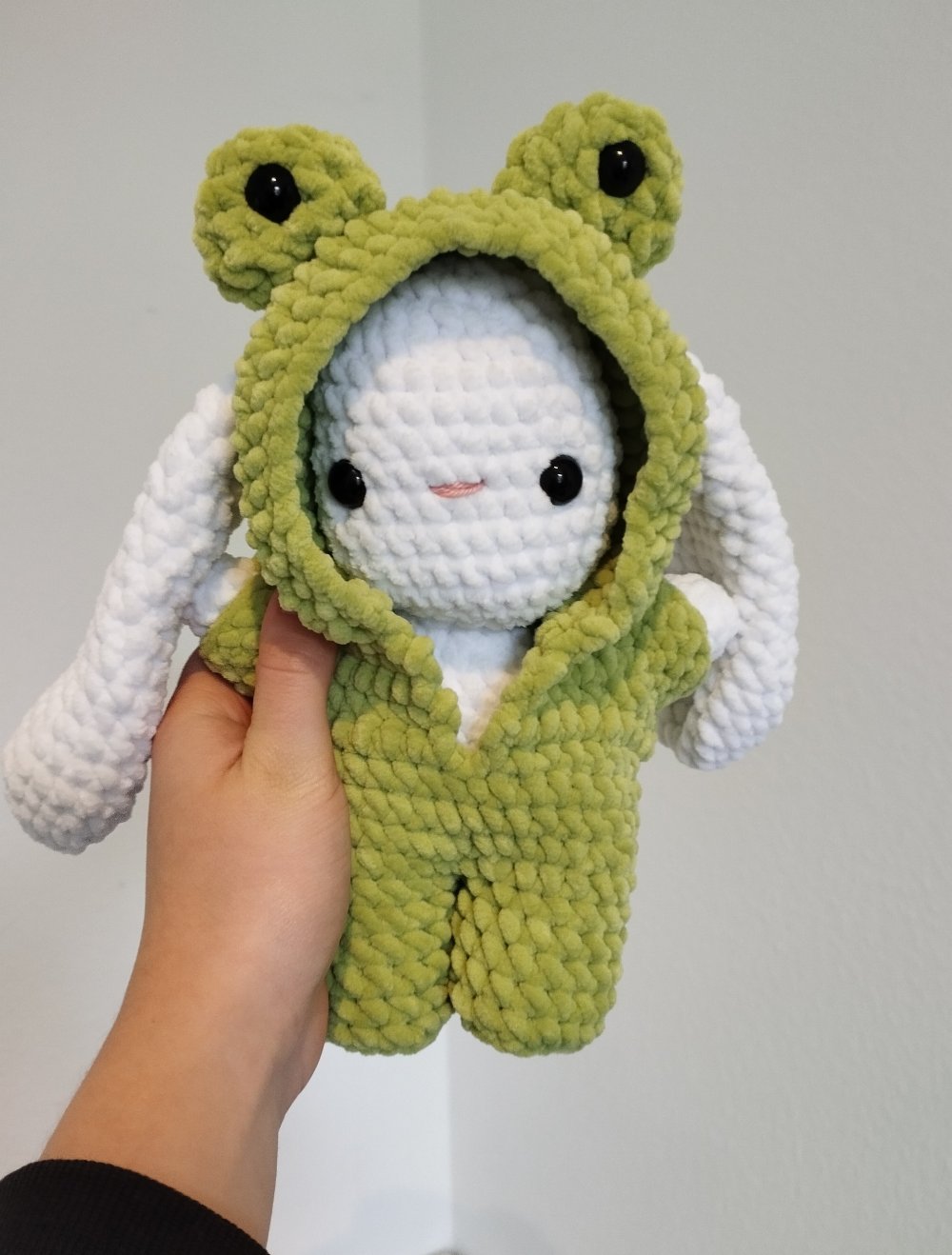 Hase Kuscheltier Frosch Kostüm Bunny in frog Onesie Amigurumi selfmade gehäkelt