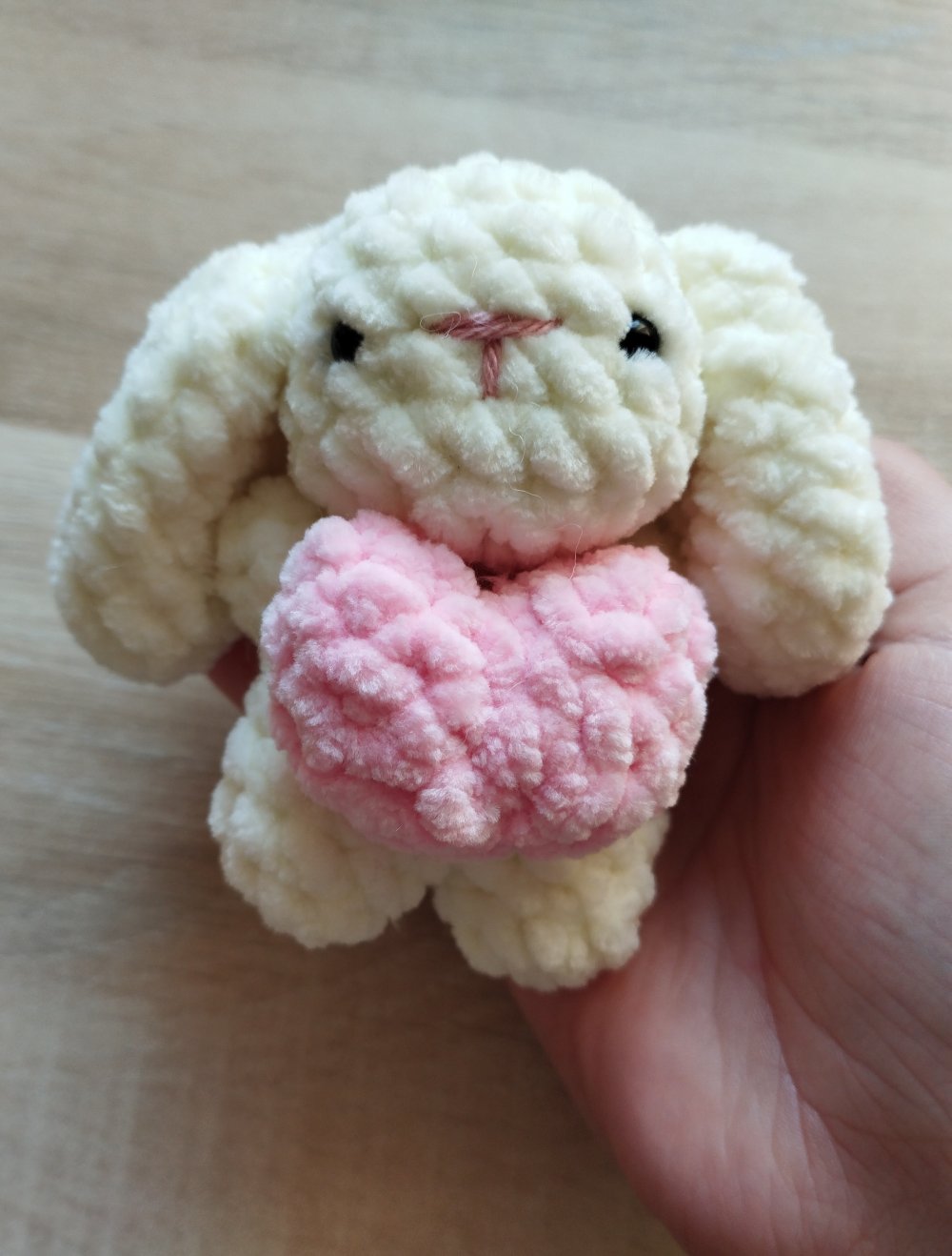 Hase Kuscheltier Ostern Deko Herz flauschig Amigurumi selfmade gehäkelt