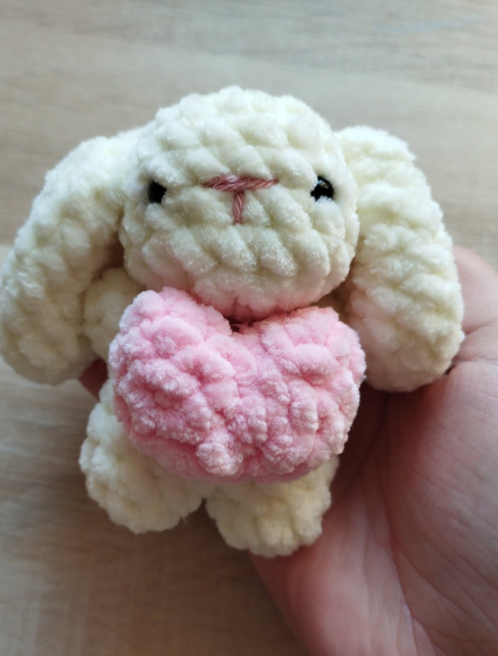Hase Kuscheltier Ostern Deko Herz flauschig Amigurumi selfmade gehäkelt