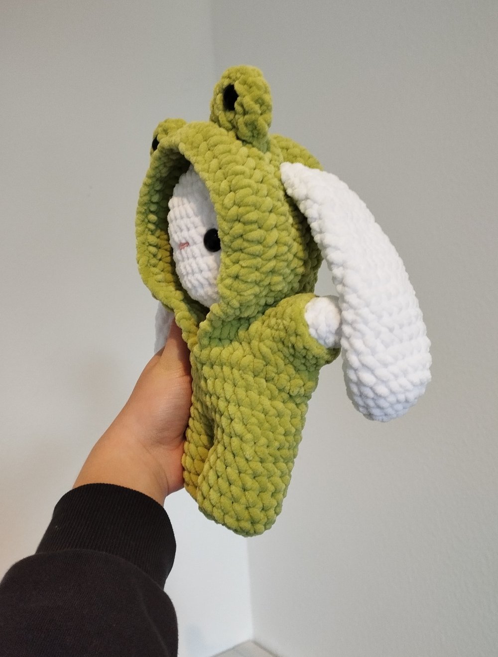 Hase Kuscheltier Frosch Kostüm Bunny in frog Onesie Amigurumi selfmade gehäkelt