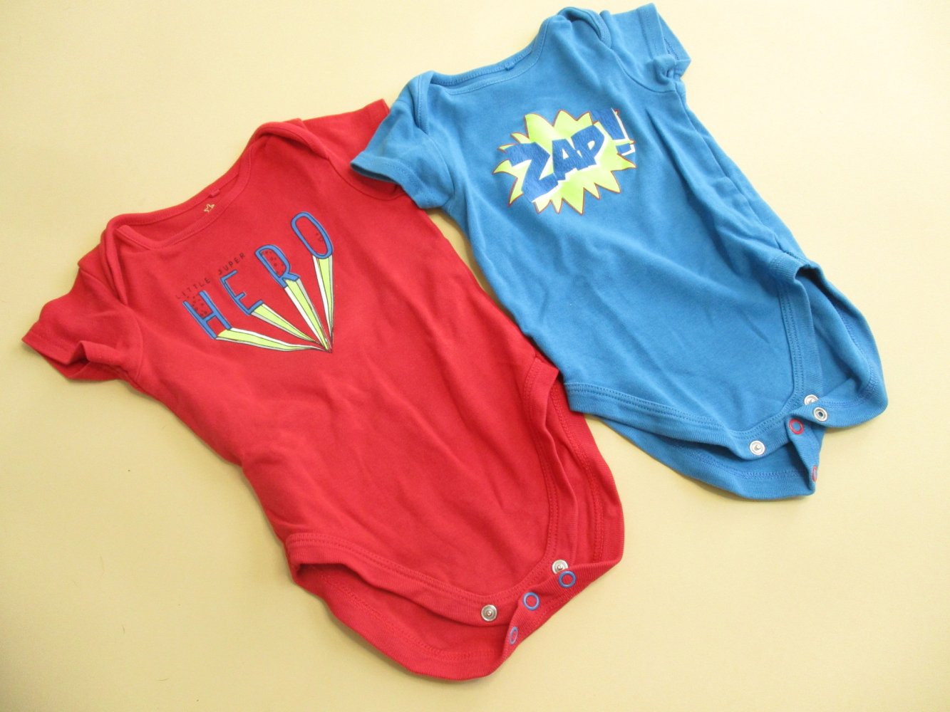 NEXT - 2 Comic Bodys - Hero - Zap - kurzarm - 3-6 Monate
