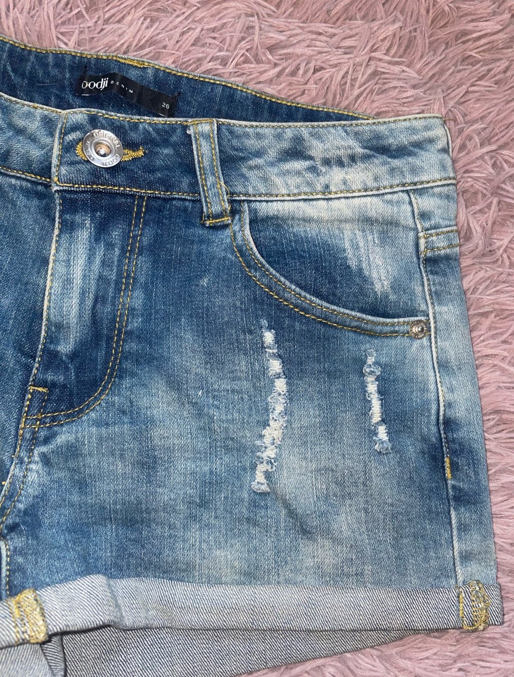 Hotpants mit Rissen