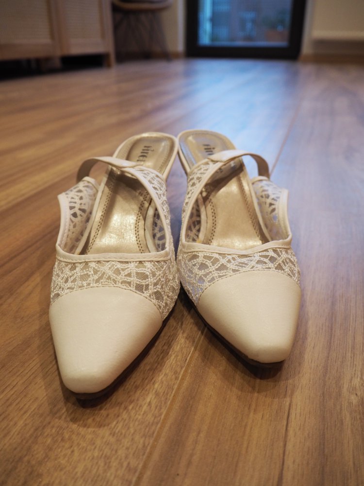 Lederslingpumps mit Spitzendetails (für Hochzeiten oder andere Anlässe)