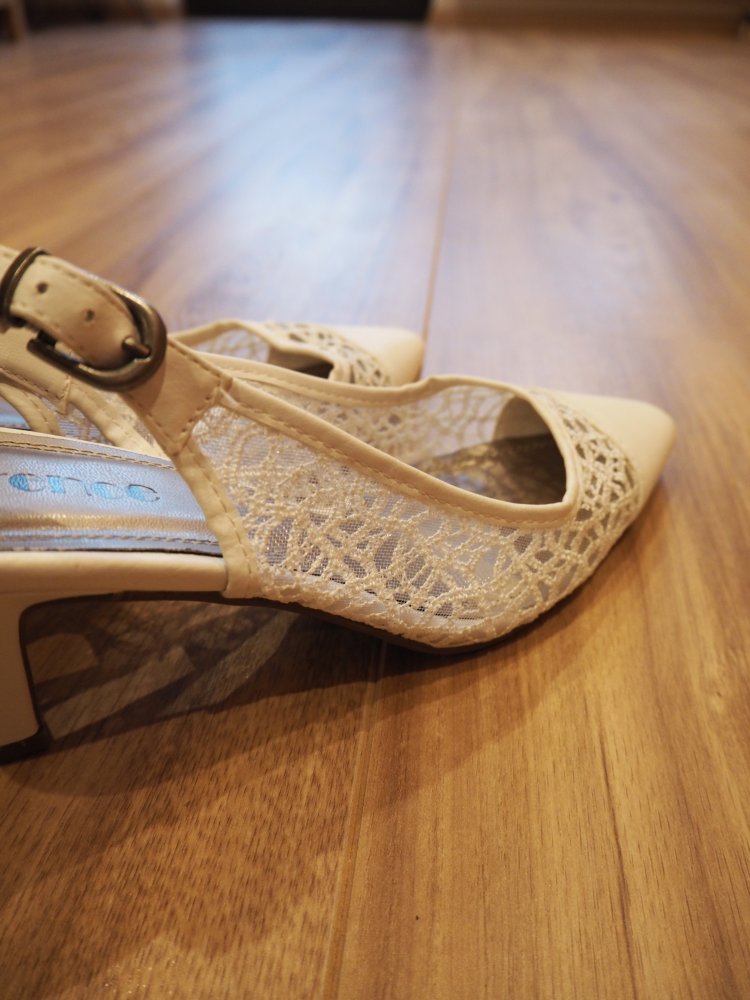 Lederslingpumps mit Spitzendetails (für Hochzeiten oder andere Anlässe)