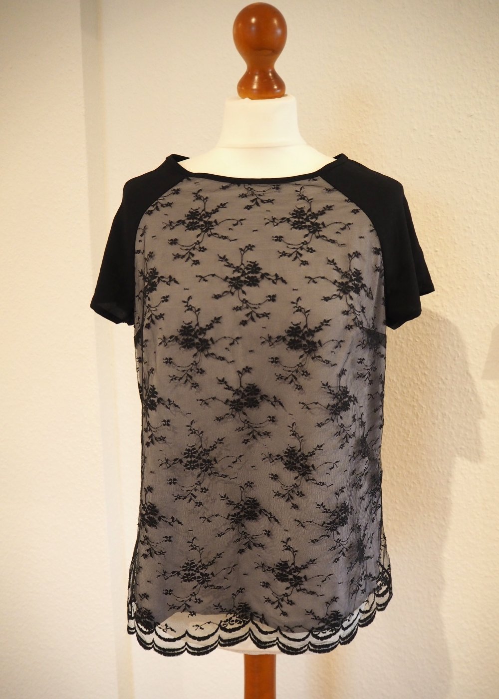 Edles schwarzes Spitzen-Shirt