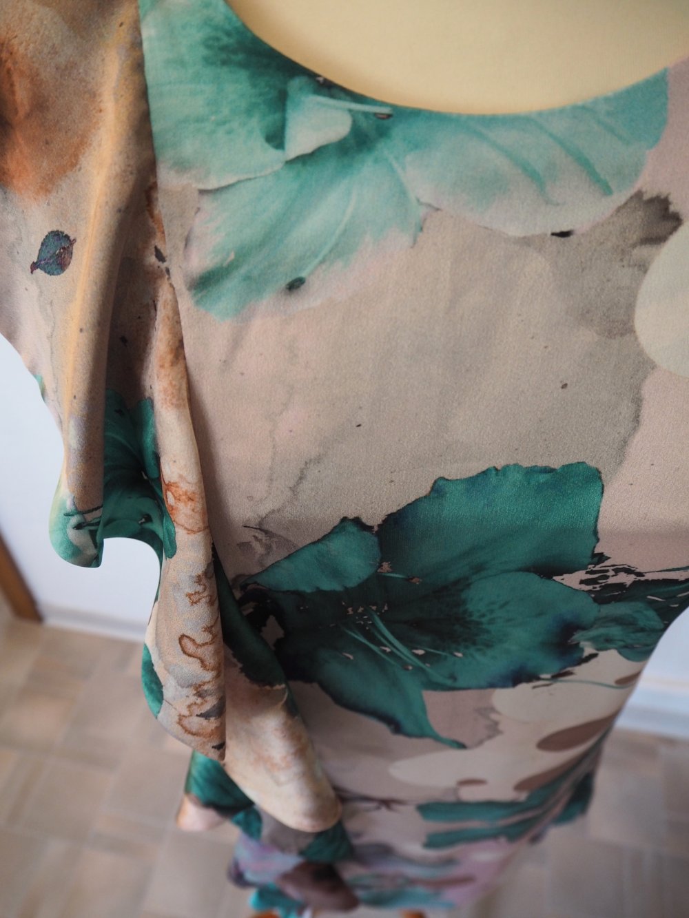 Blumiges Abendkleid/Sommerkleid in Satinoptik