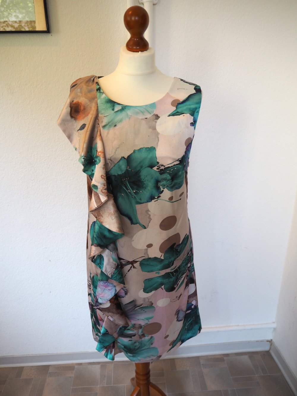 Blumiges Abendkleid/Sommerkleid in Satinoptik