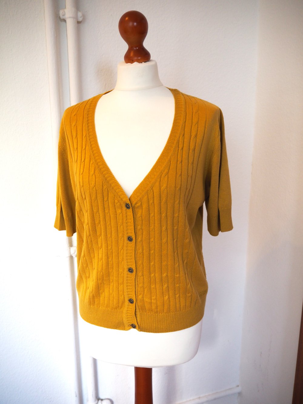 Stilvolle kurzärmelige Strickjacke mit Zopfmuster