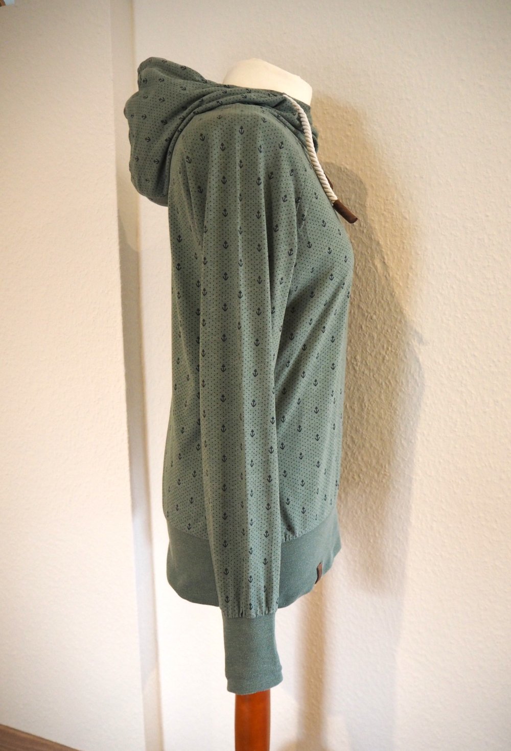 Naketano Hoodie mit maritimem Ankerprint