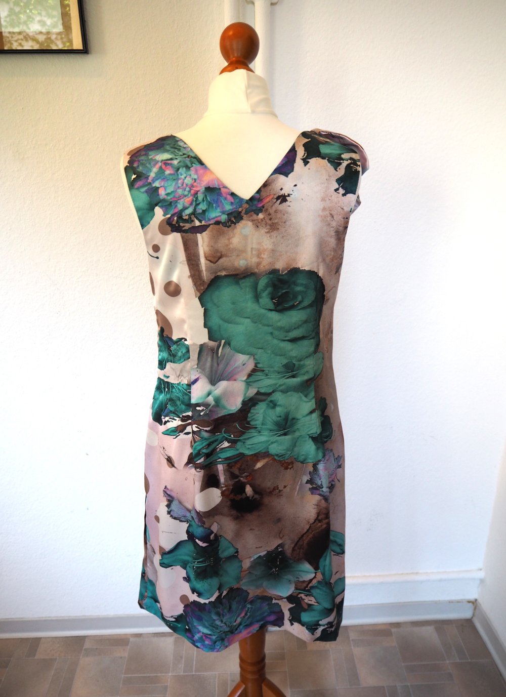 Blumiges Abendkleid/Sommerkleid in Satinoptik
