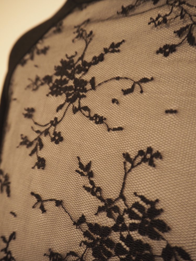 Edles schwarzes Spitzen-Shirt