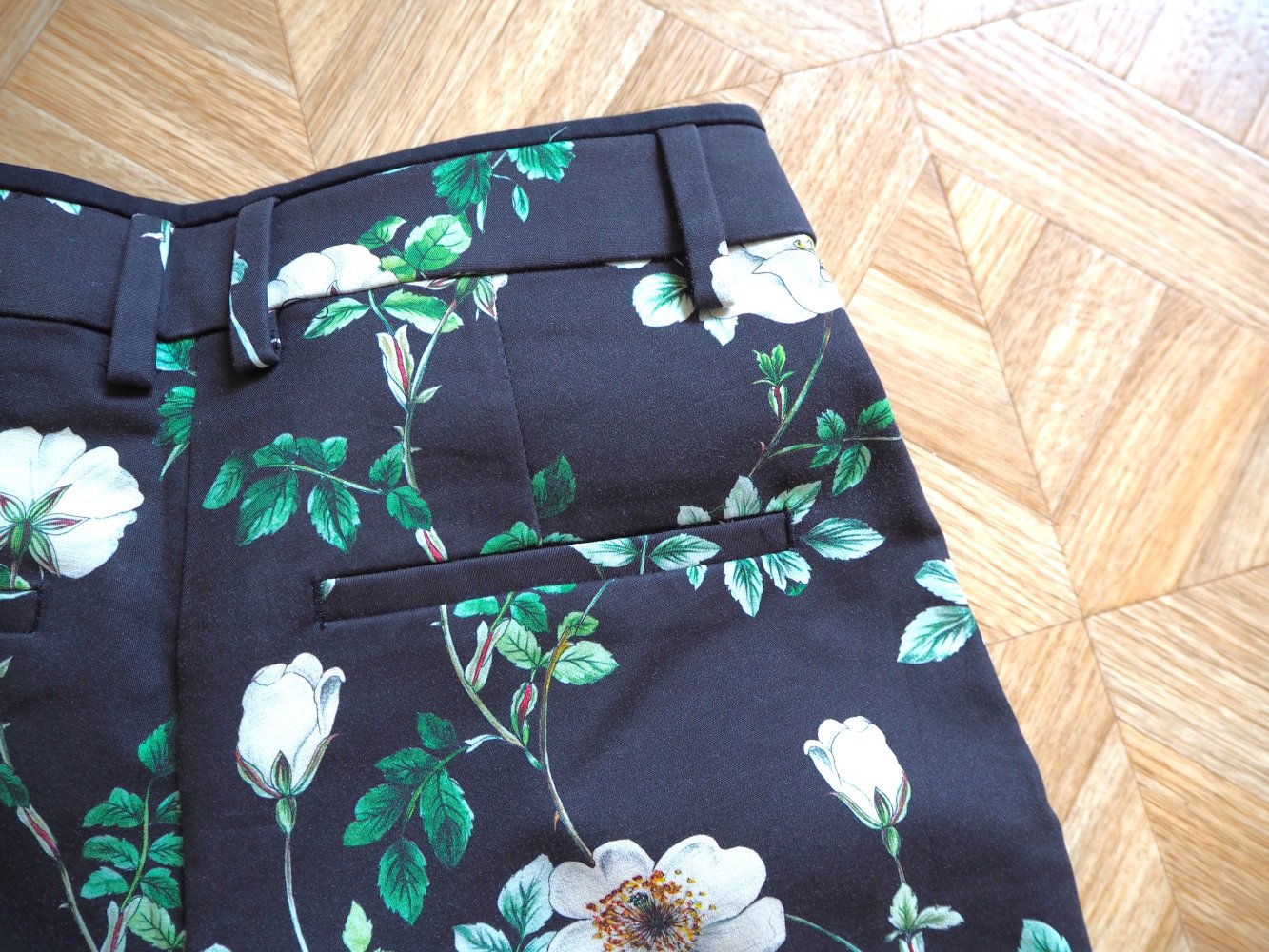 Blumige Dreiviertel-Hose