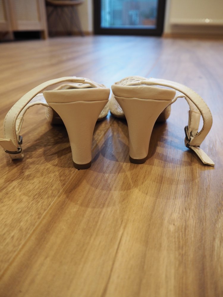 Lederslingpumps mit Spitzendetails (für Hochzeiten oder andere Anlässe)