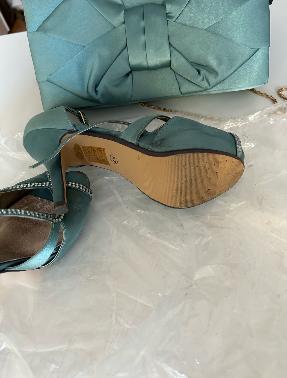 Schuhe und Abendhandtasche
