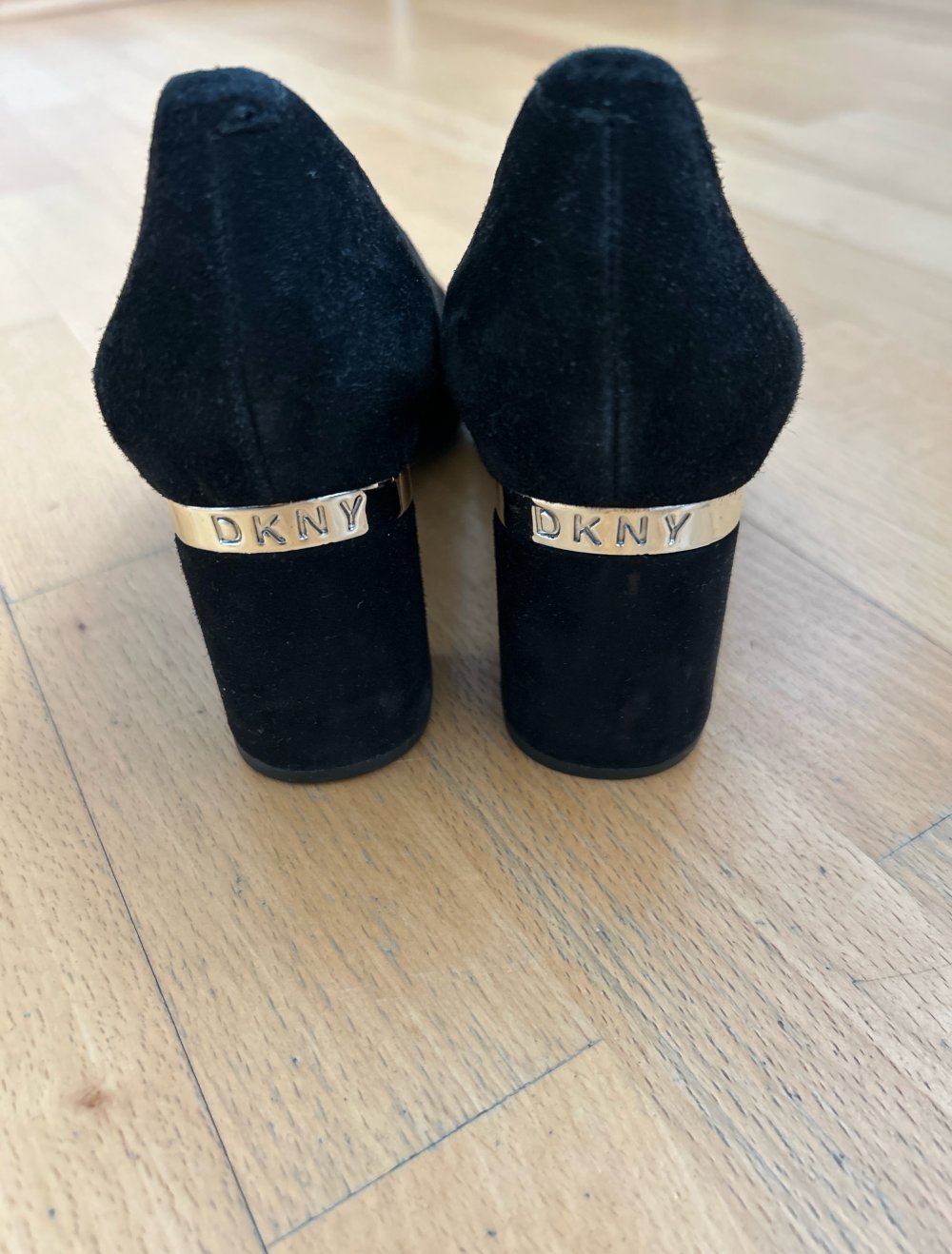 schwarze DKNY Pumps