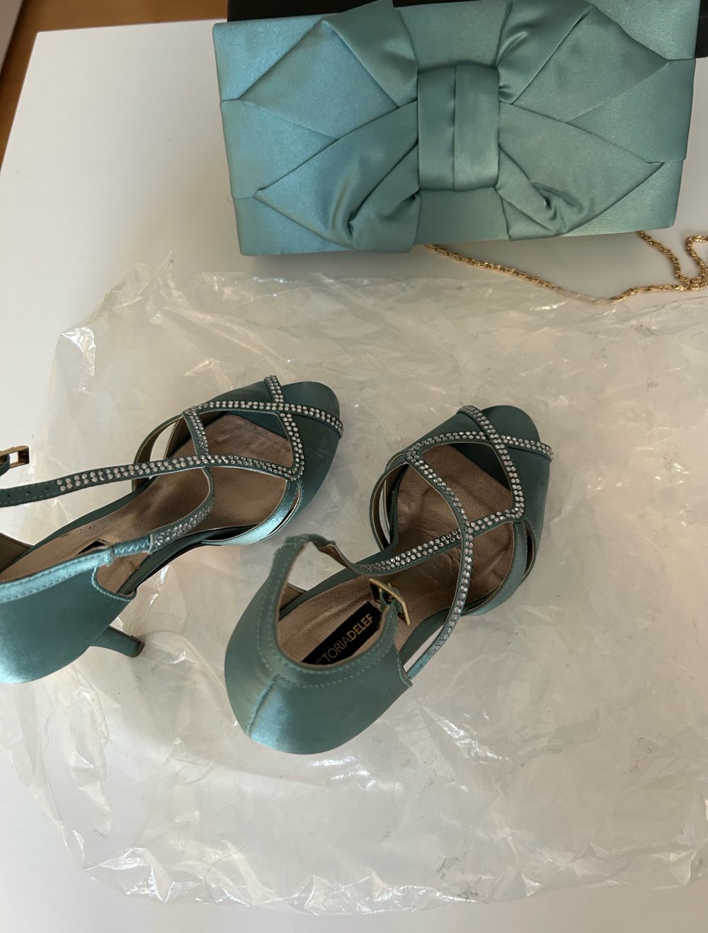 Schuhe und Abendhandtasche