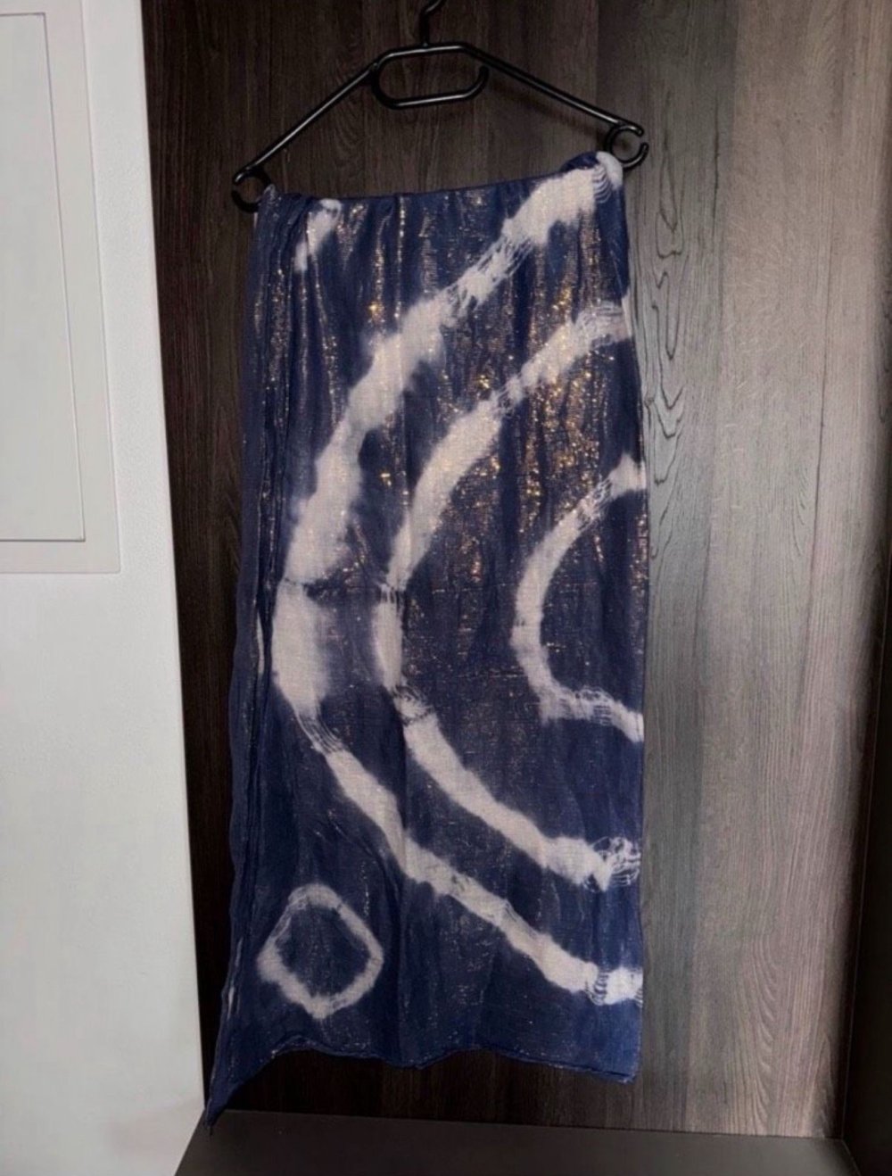 Tuch im Batik-Design mit Glitzerfäden