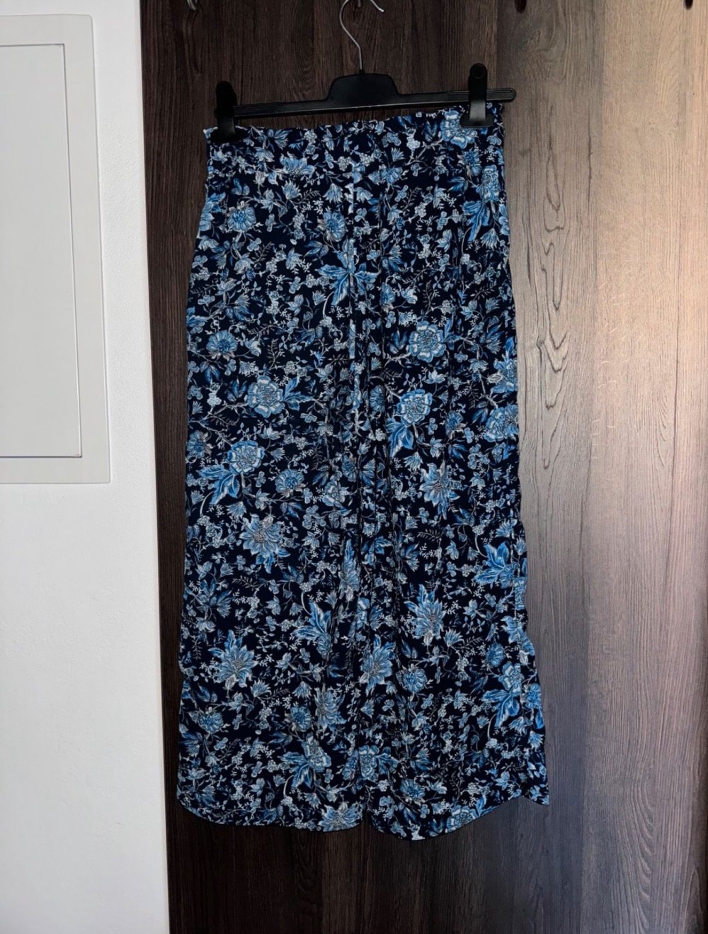 Weite Hose mit Blumenmuster – H&M – Gr. 34