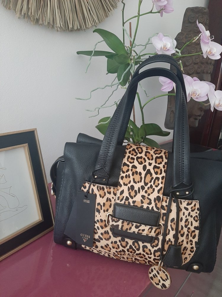 GUESS Echtleder Handtasche Leo aus der Luxury Kollektion Neu mit Etikett