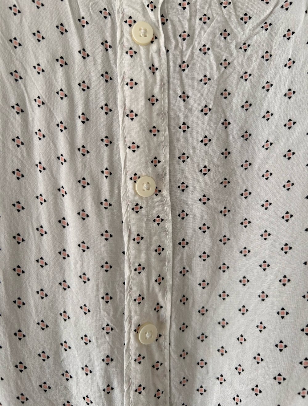 Bluse mit Knoten & Knöpfen