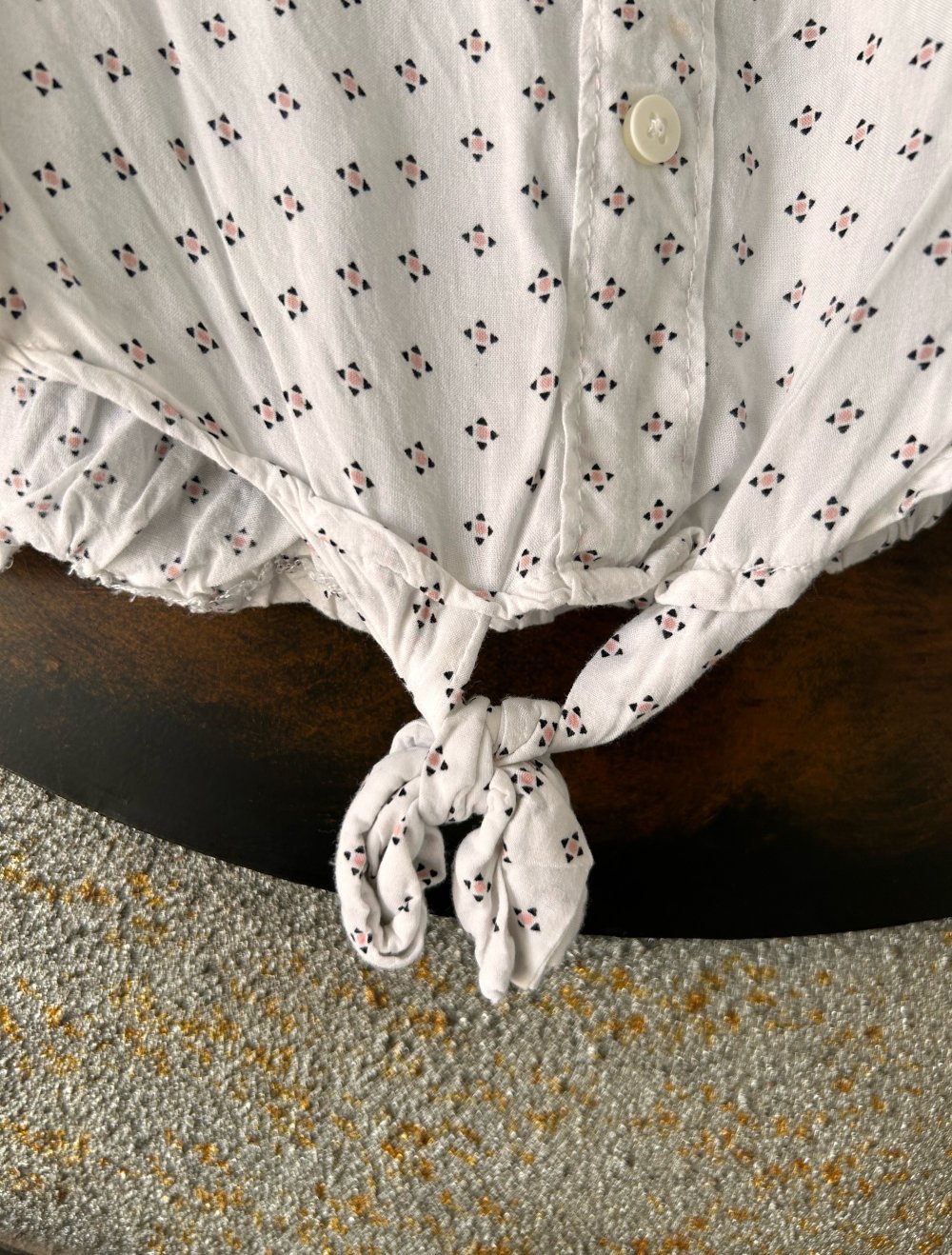 Bluse mit Knoten & Knöpfen