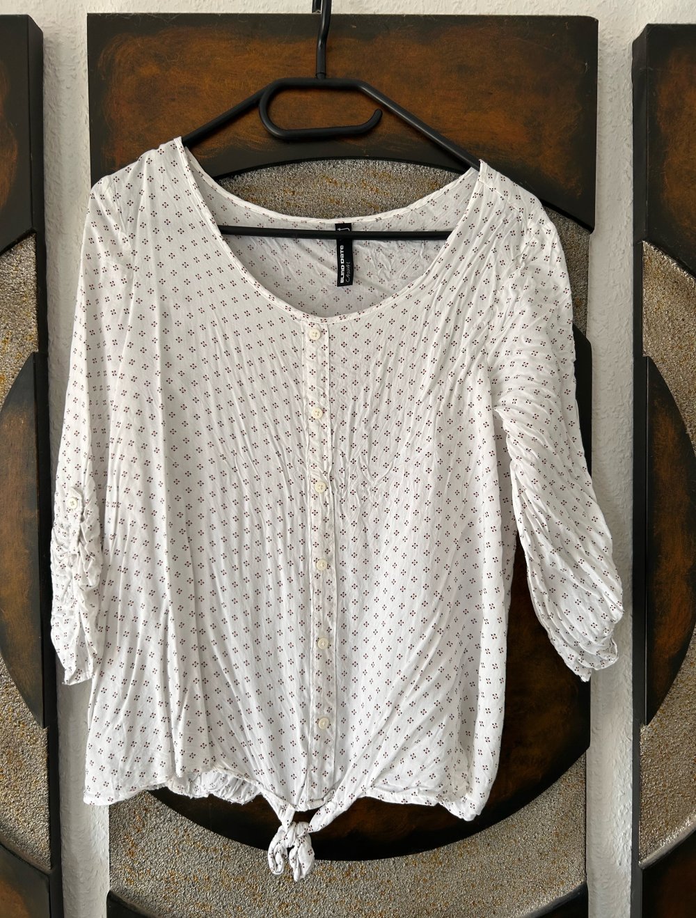 Bluse mit Knoten & Knöpfen