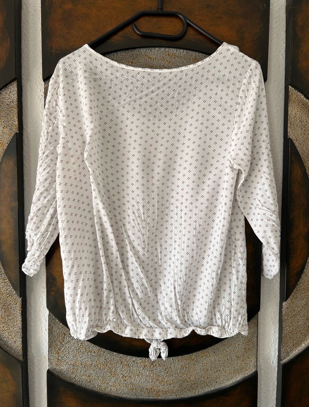 Bluse mit Knoten & Knöpfen