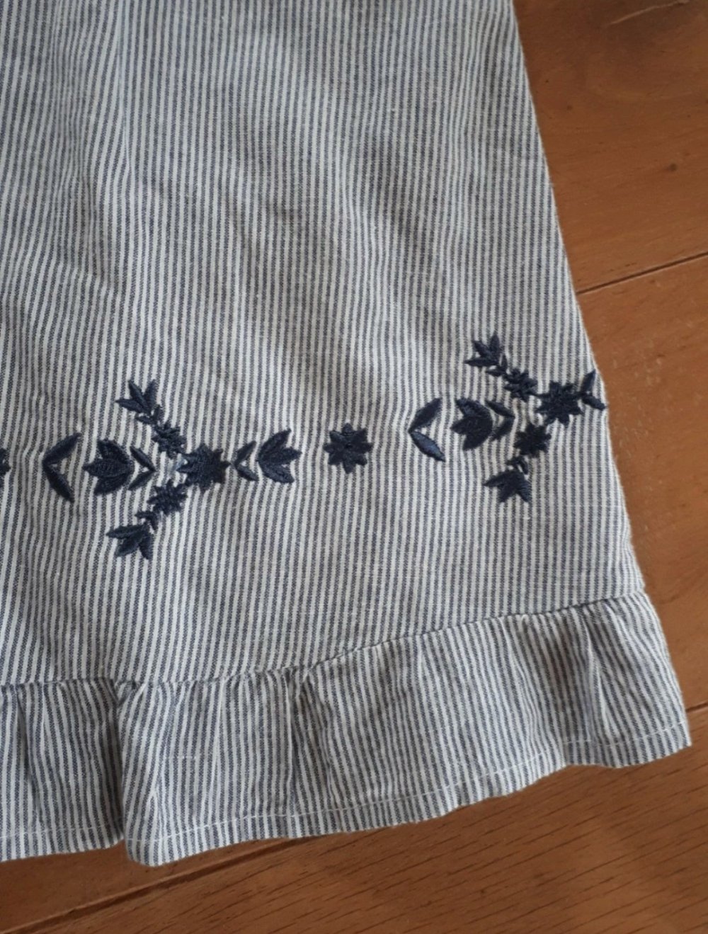 Kurzes gestreiftes Sommerkleid von Alana