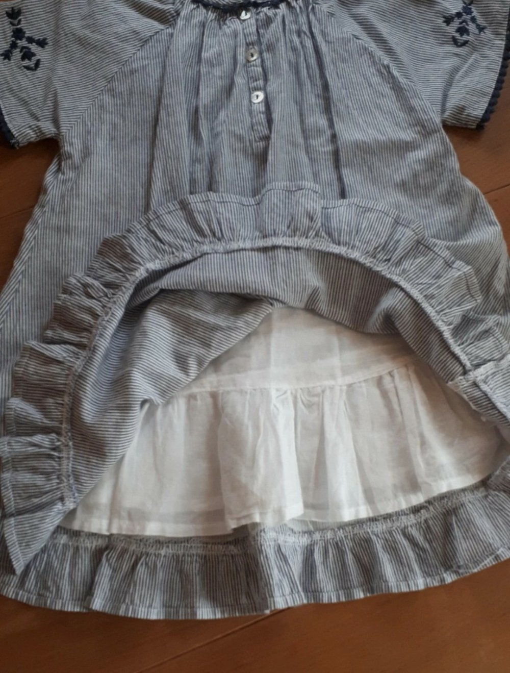 Kurzes gestreiftes Sommerkleid von Alana