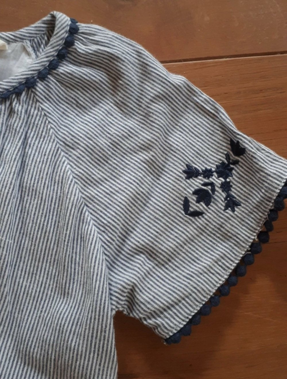 Kurzes gestreiftes Sommerkleid von Alana