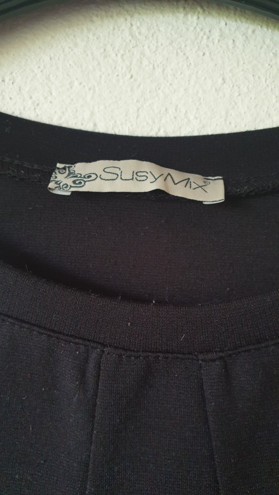 Schickes schwarzes langarm Kleid von Susy Mix mit Reißverschlüssen