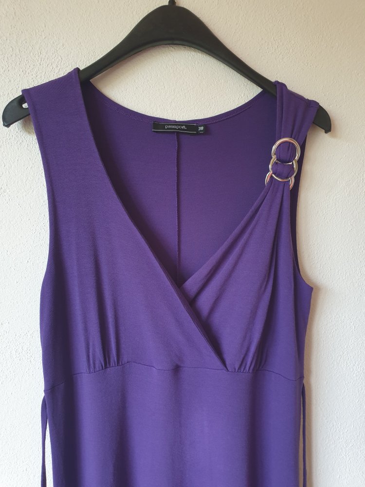 Lila passport Sommerkleid aus Viskose mit silberner Schnalle an der Schulter