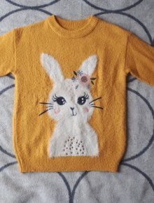 Senfgelber Pullover mit kuscheligem Häschen und Glitzer