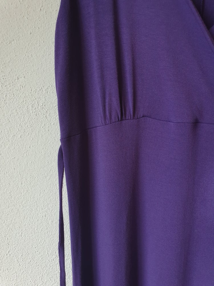 Lila passport Sommerkleid aus Viskose mit silberner Schnalle an der Schulter